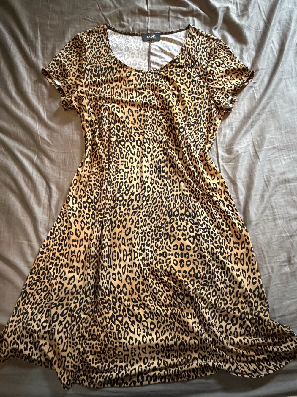 Beautiful and flattering dress- MSK